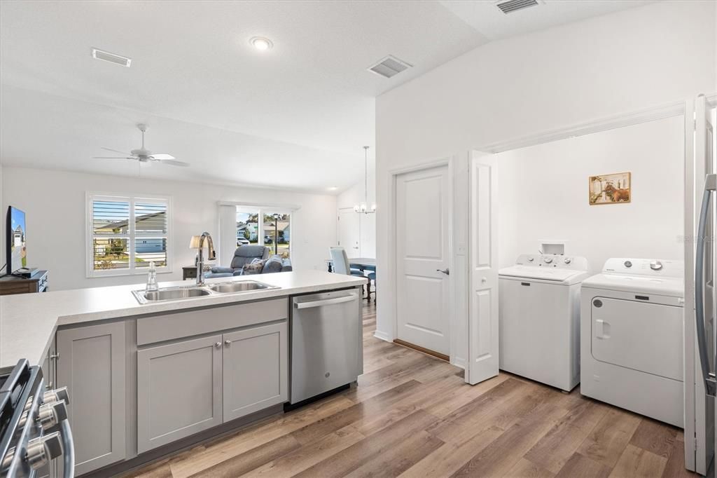 For Sale: $329,900 (2 beds, 2 baths, 1286 Square Feet)