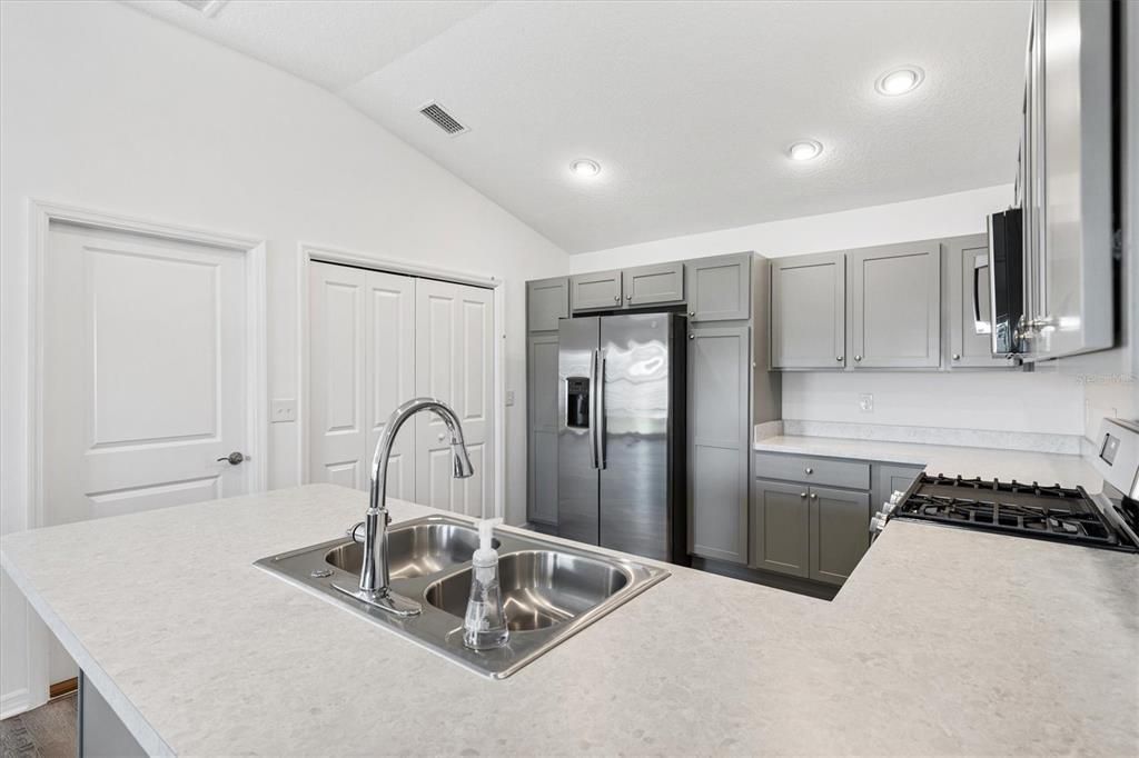 For Sale: $329,900 (2 beds, 2 baths, 1286 Square Feet)