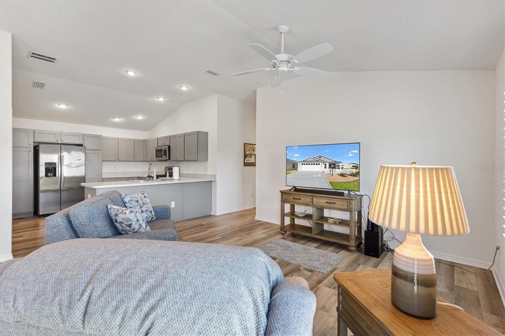 For Sale: $329,900 (2 beds, 2 baths, 1286 Square Feet)