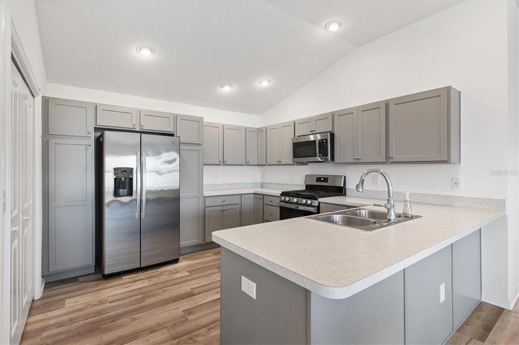 For Sale: $329,900 (2 beds, 2 baths, 1286 Square Feet)