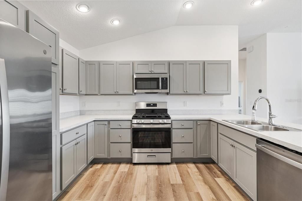 For Sale: $329,900 (2 beds, 2 baths, 1286 Square Feet)