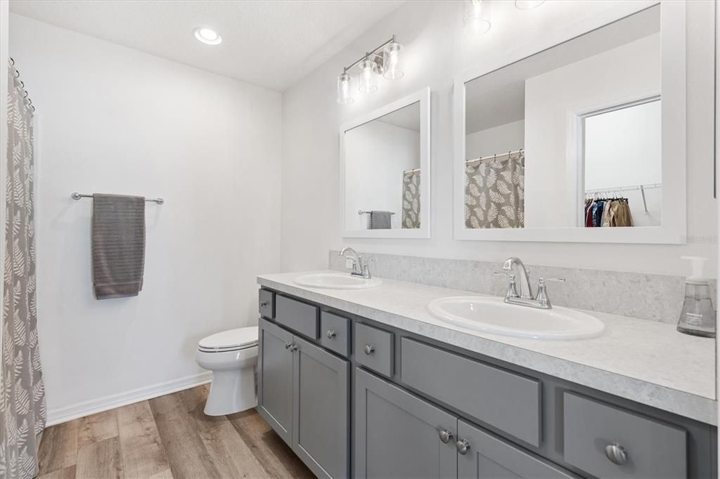 For Sale: $329,900 (2 beds, 2 baths, 1286 Square Feet)