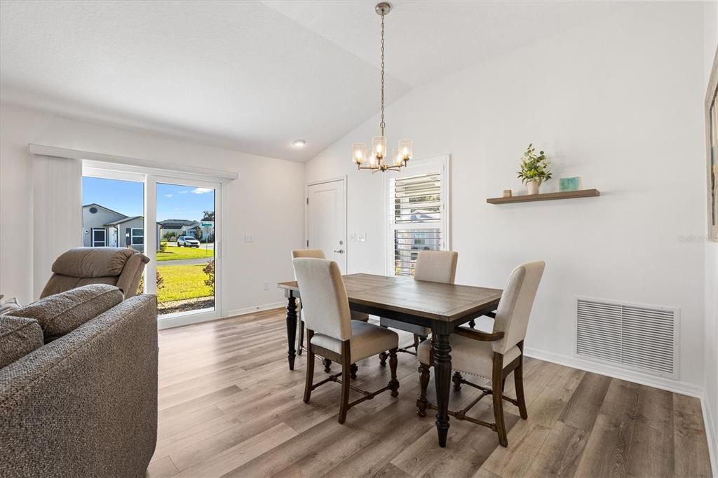 For Sale: $329,900 (2 beds, 2 baths, 1286 Square Feet)