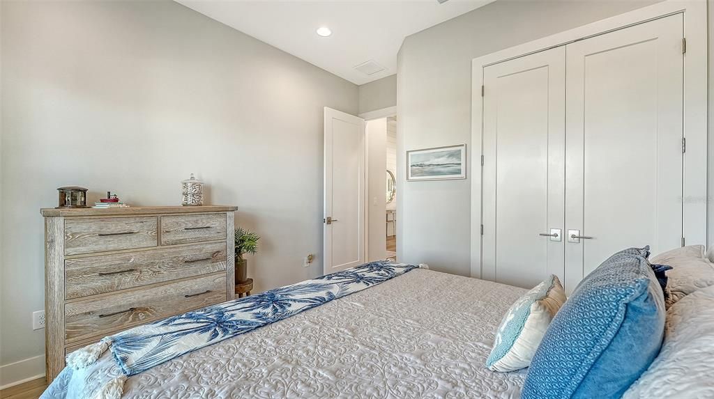 For Sale: $1,075,000 (3 beds, 3 baths, 2562 Square Feet)