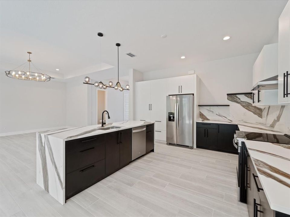 En Venta: $679,900 (4 camas, 3 baños, 2483 Pies cuadrados)