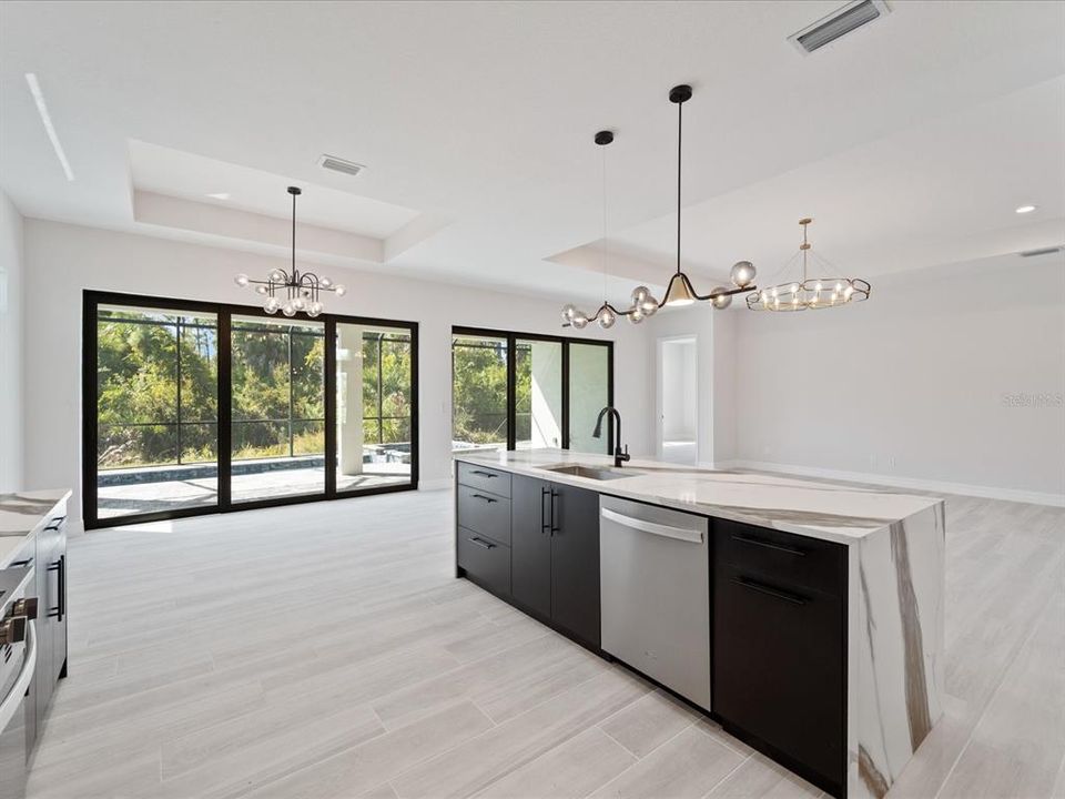 En Venta: $679,900 (4 camas, 3 baños, 2483 Pies cuadrados)