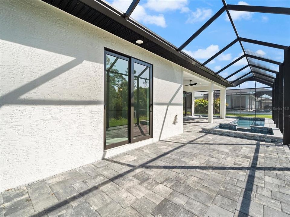 En Venta: $679,900 (4 camas, 3 baños, 2483 Pies cuadrados)