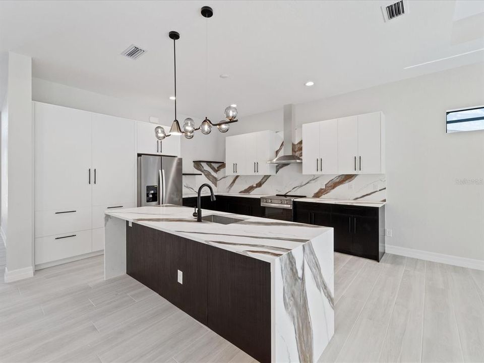 En Venta: $679,900 (4 camas, 3 baños, 2483 Pies cuadrados)