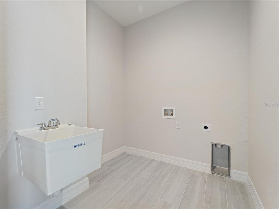 En Venta: $679,900 (4 camas, 3 baños, 2483 Pies cuadrados)