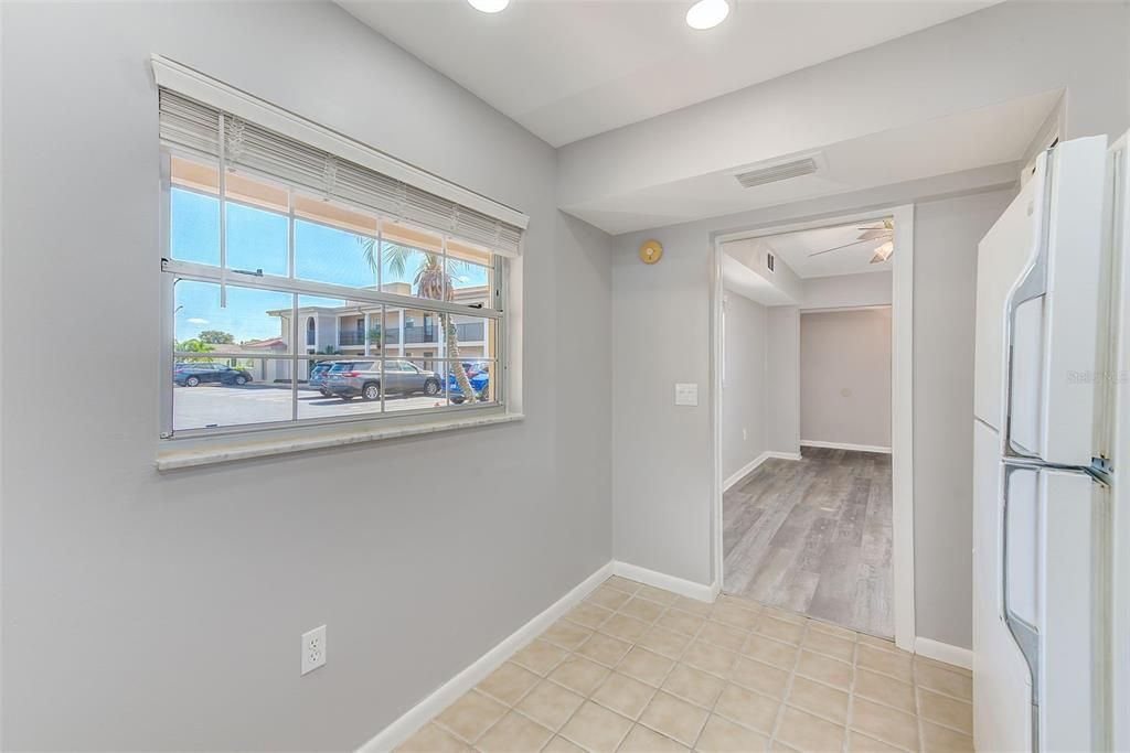 На продажу: $304,900 (2 спален, 2 ванн, 1215 Квадратных фут)