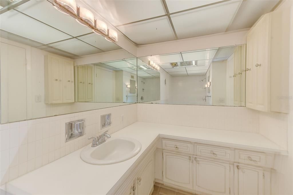 На продажу: $304,900 (2 спален, 2 ванн, 1215 Квадратных фут)