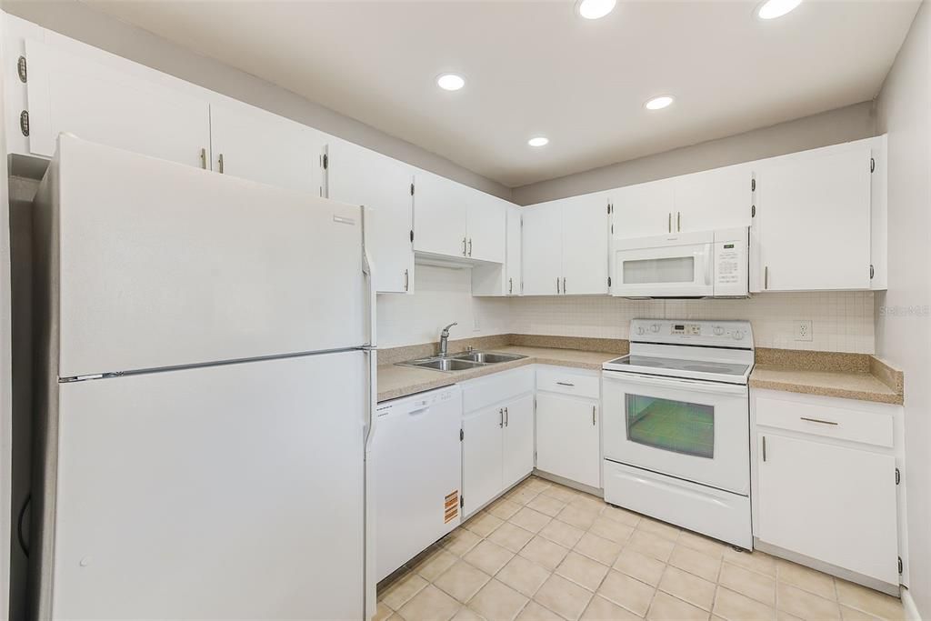 На продажу: $304,900 (2 спален, 2 ванн, 1215 Квадратных фут)