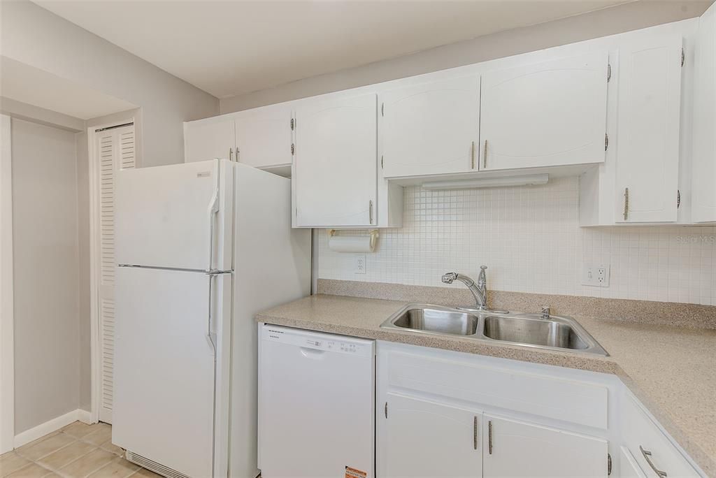 На продажу: $304,900 (2 спален, 2 ванн, 1215 Квадратных фут)