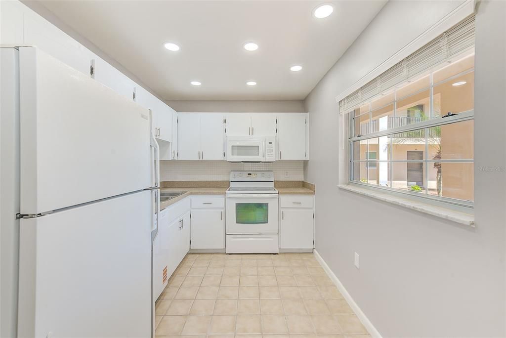 На продажу: $304,900 (2 спален, 2 ванн, 1215 Квадратных фут)