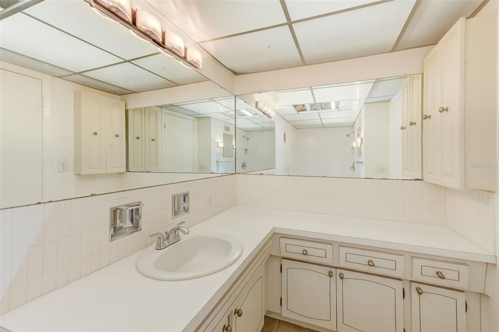 На продажу: $304,900 (2 спален, 2 ванн, 1215 Квадратных фут)