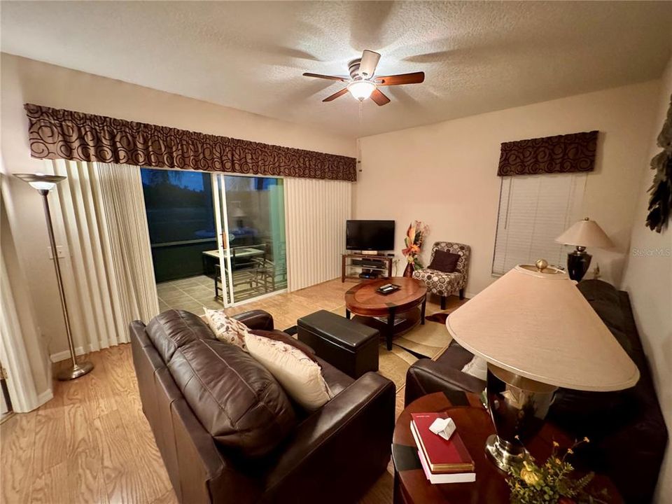 На продажу: $295,900 (3 спален, 2 ванн, 1457 Квадратных фут)