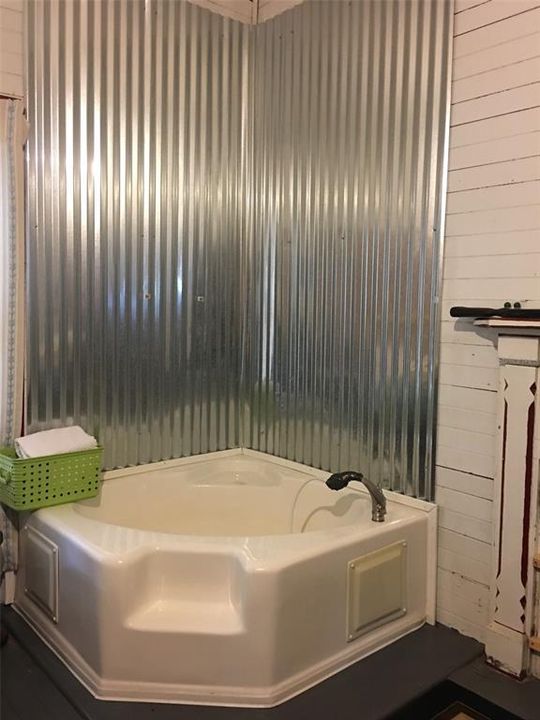 For Sale: $135,000 (4 beds, 1 baths, 2521 Square Feet)