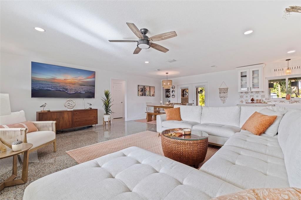 На продажу: $649,900 (2 спален, 2 ванн, 1229 Квадратных фут)