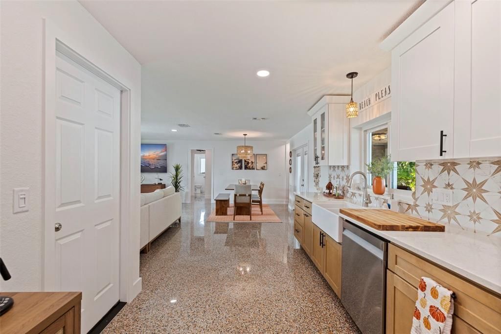 На продажу: $649,900 (2 спален, 2 ванн, 1229 Квадратных фут)