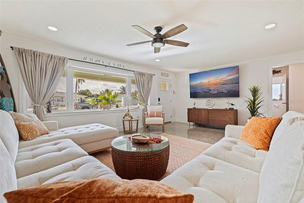 На продажу: $649,900 (2 спален, 2 ванн, 1229 Квадратных фут)