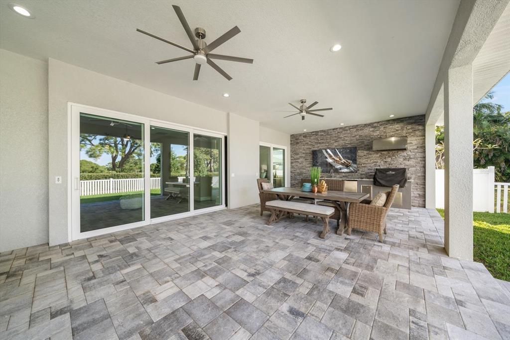 Activo con contrato: $1,390,000 (4 camas, 2 baños, 2607 Pies cuadrados)