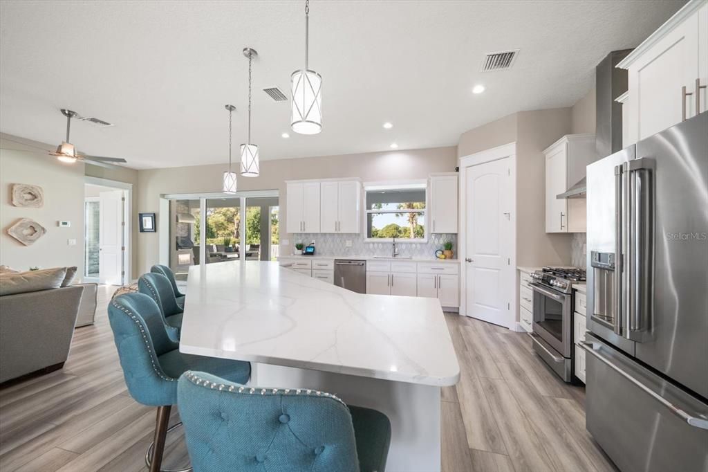 Activo con contrato: $1,390,000 (4 camas, 2 baños, 2607 Pies cuadrados)