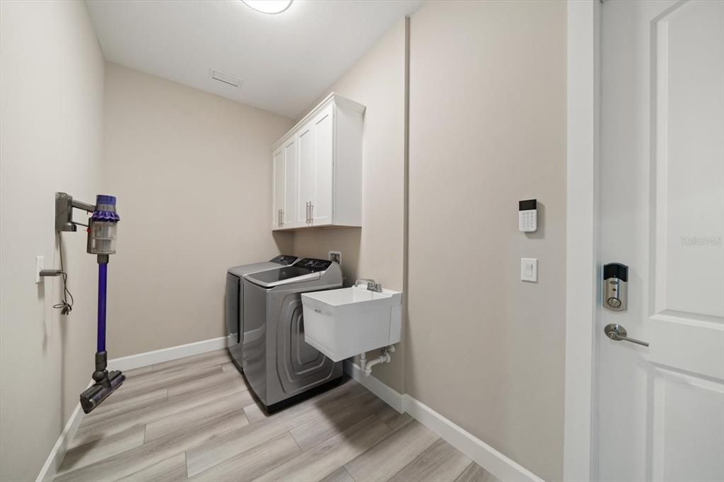 Activo con contrato: $1,390,000 (4 camas, 2 baños, 2607 Pies cuadrados)