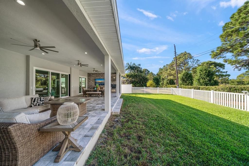 Activo con contrato: $1,390,000 (4 camas, 2 baños, 2607 Pies cuadrados)