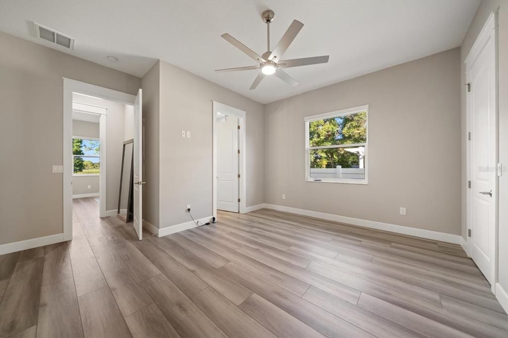 Activo con contrato: $1,390,000 (4 camas, 2 baños, 2607 Pies cuadrados)