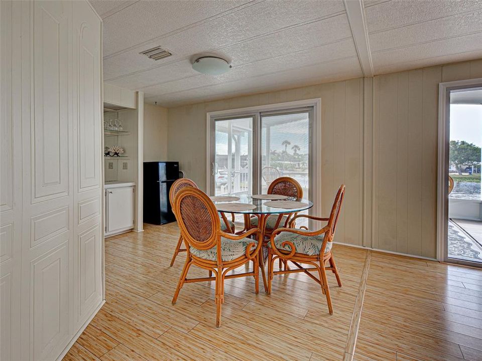 待售: $158,900 (2 贝兹, 2 浴室, 1055 平方英尺)