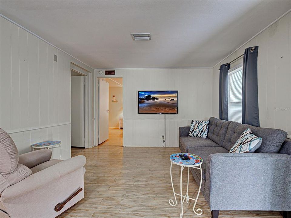 待售: $158,900 (2 贝兹, 2 浴室, 1055 平方英尺)