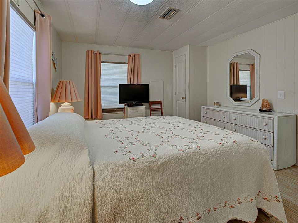 待售: $158,900 (2 贝兹, 2 浴室, 1055 平方英尺)