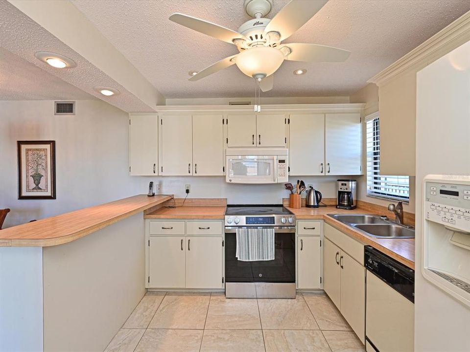 На продажу: $174,900 (2 спален, 2 ванн, 1447 Квадратных фут)