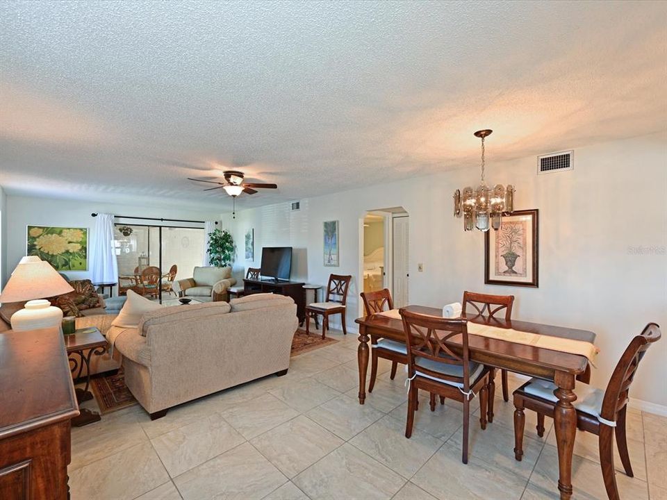 На продажу: $174,900 (2 спален, 2 ванн, 1447 Квадратных фут)