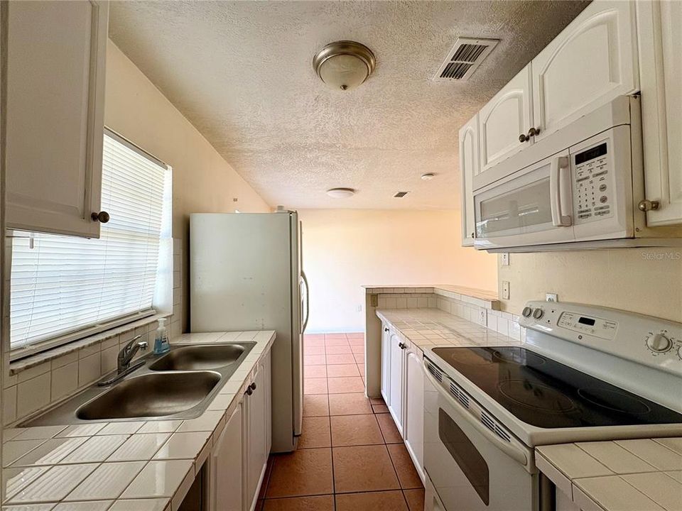 合同活跃: $184,900 (3 贝兹, 1 浴室, 966 平方英尺)