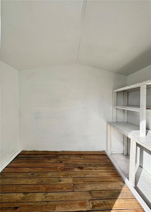 合同活跃: $184,900 (3 贝兹, 1 浴室, 966 平方英尺)