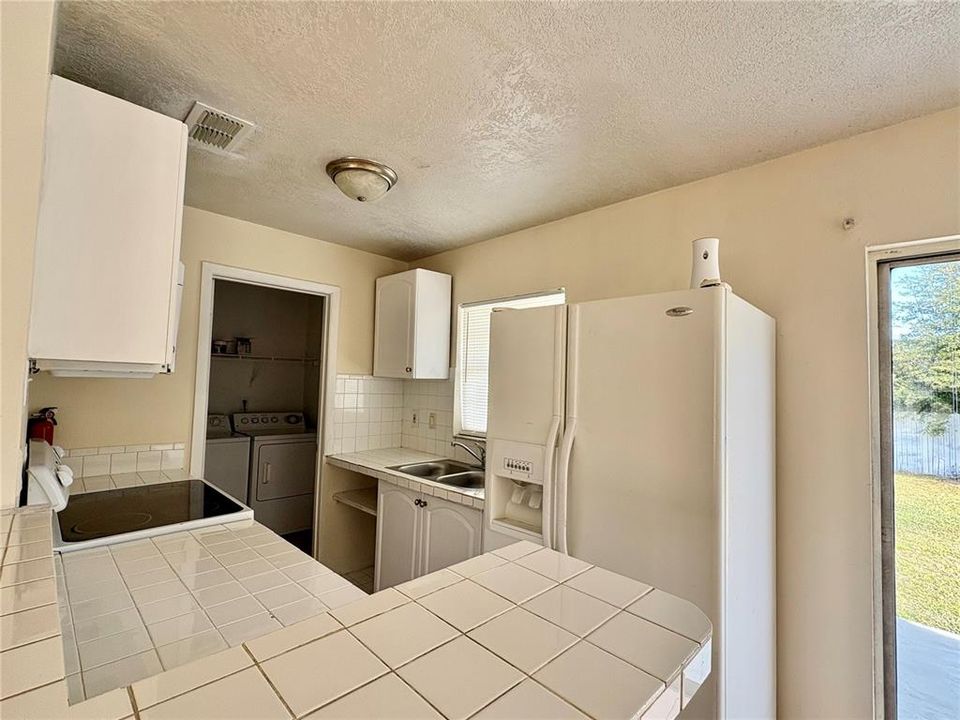 合同活跃: $184,900 (3 贝兹, 1 浴室, 966 平方英尺)