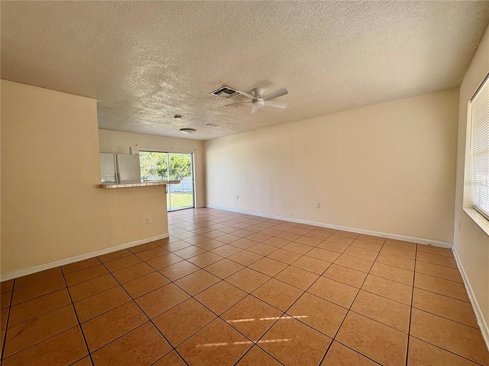 合同活跃: $184,900 (3 贝兹, 1 浴室, 966 平方英尺)