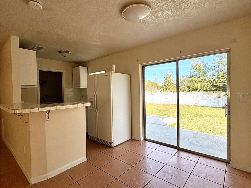 合同活跃: $184,900 (3 贝兹, 1 浴室, 966 平方英尺)