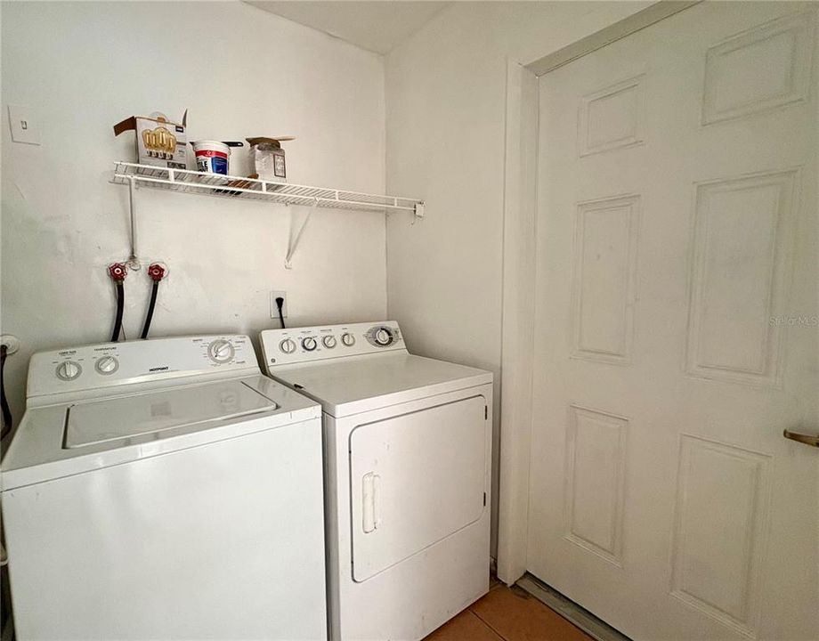 合同活跃: $184,900 (3 贝兹, 1 浴室, 966 平方英尺)