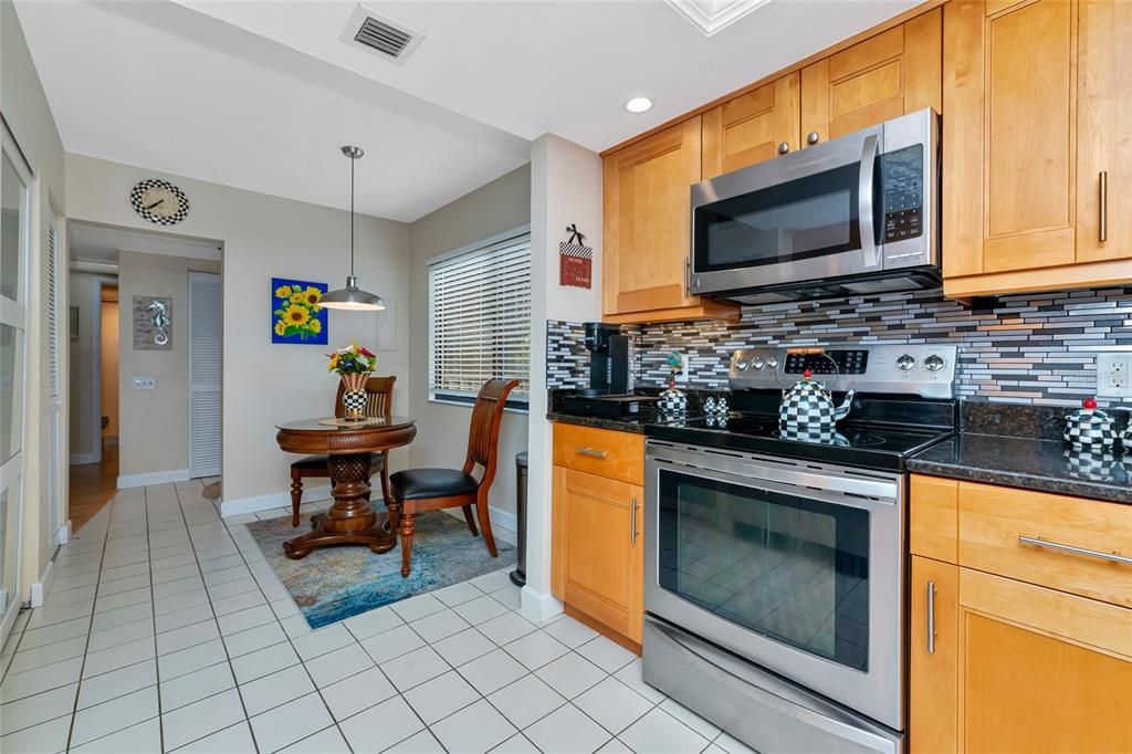 На продажу: $269,900 (2 спален, 2 ванн, 1325 Квадратных фут)