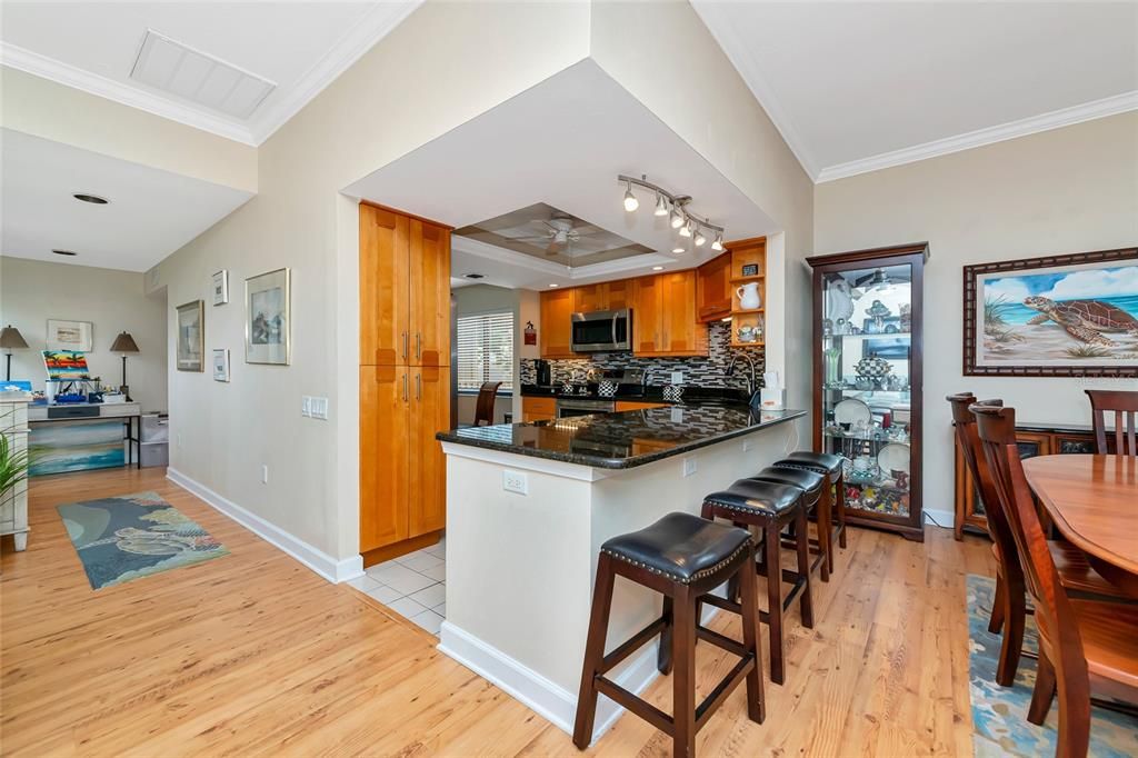 На продажу: $269,900 (2 спален, 2 ванн, 1325 Квадратных фут)