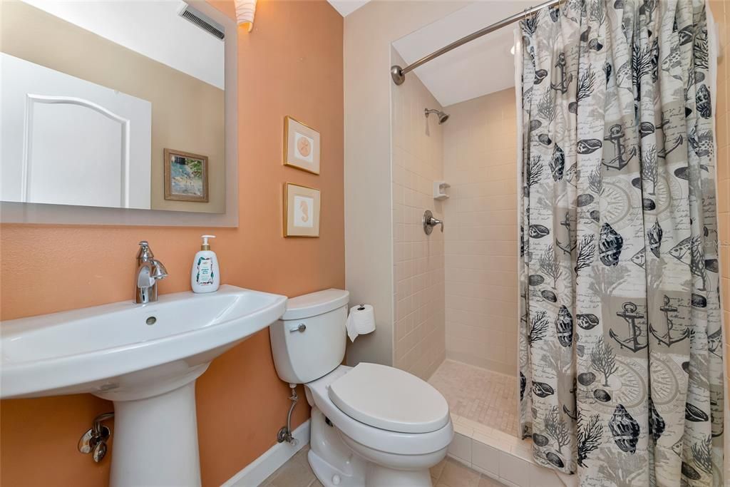 На продажу: $269,900 (2 спален, 2 ванн, 1325 Квадратных фут)