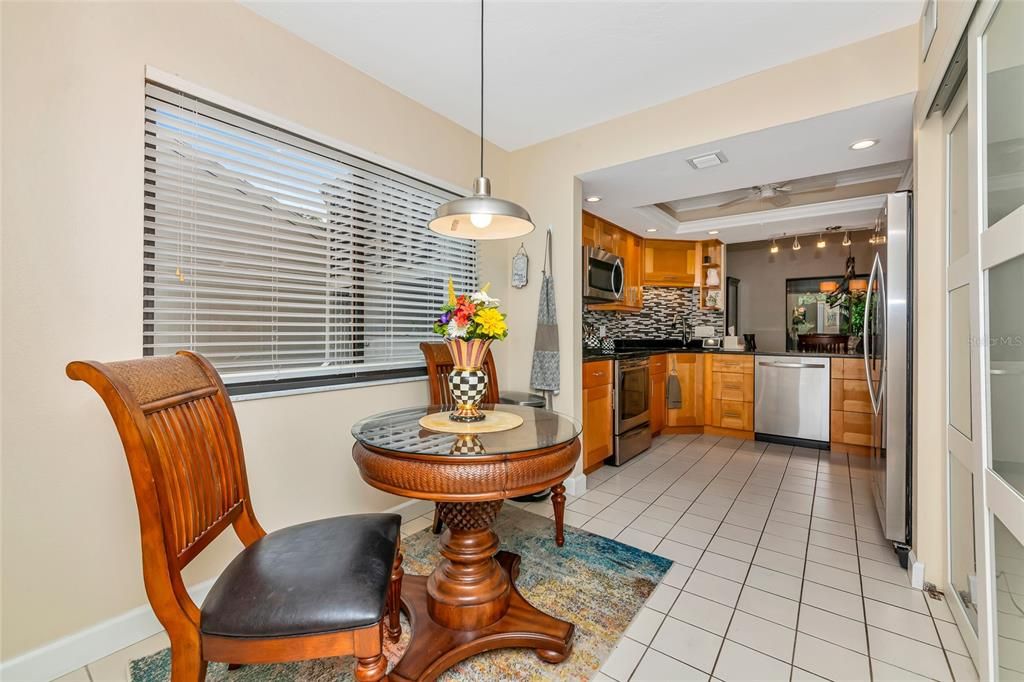 На продажу: $269,900 (2 спален, 2 ванн, 1325 Квадратных фут)