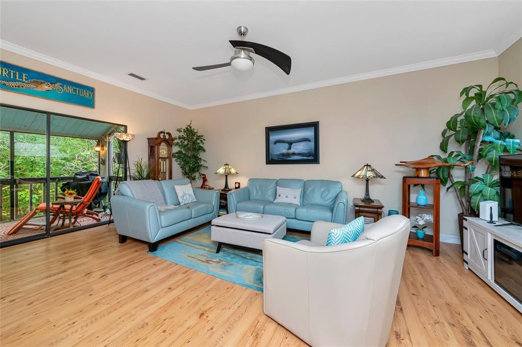 На продажу: $269,900 (2 спален, 2 ванн, 1325 Квадратных фут)