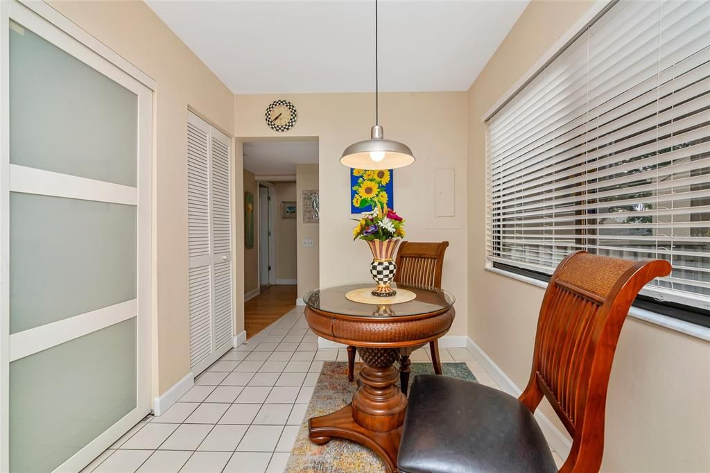 На продажу: $269,900 (2 спален, 2 ванн, 1325 Квадратных фут)