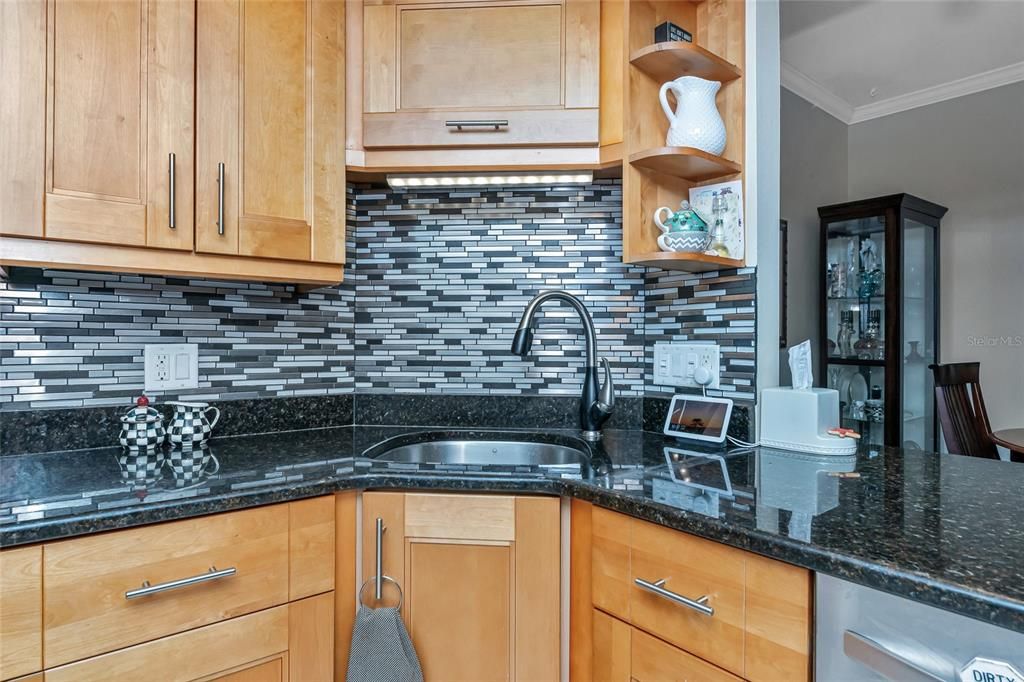 На продажу: $269,900 (2 спален, 2 ванн, 1325 Квадратных фут)