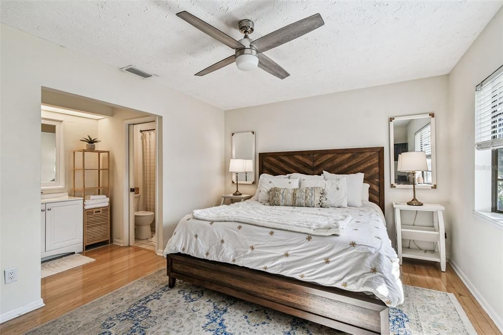 Под контрактом: $499,500 (2 спален, 2 ванн, 1413 Квадратных фут)