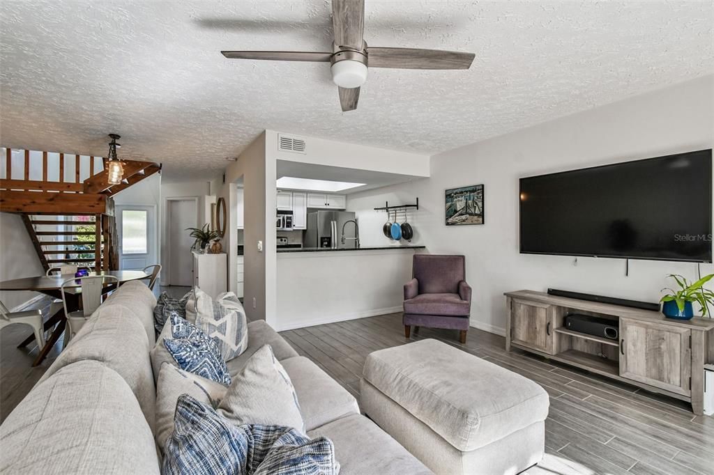 Под контрактом: $499,500 (2 спален, 2 ванн, 1413 Квадратных фут)