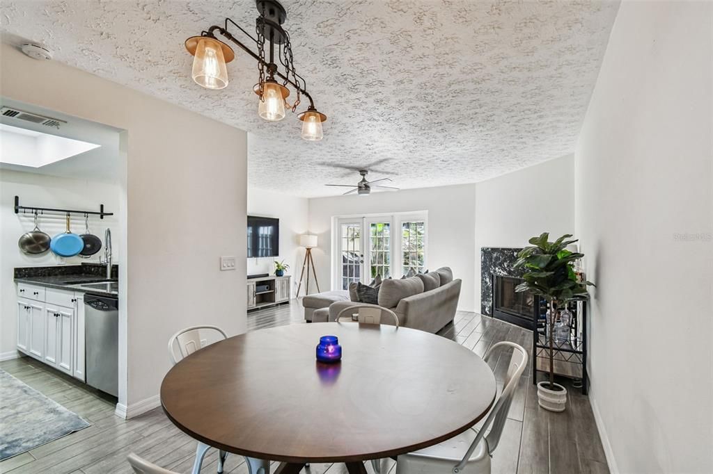 Под контрактом: $499,500 (2 спален, 2 ванн, 1413 Квадратных фут)